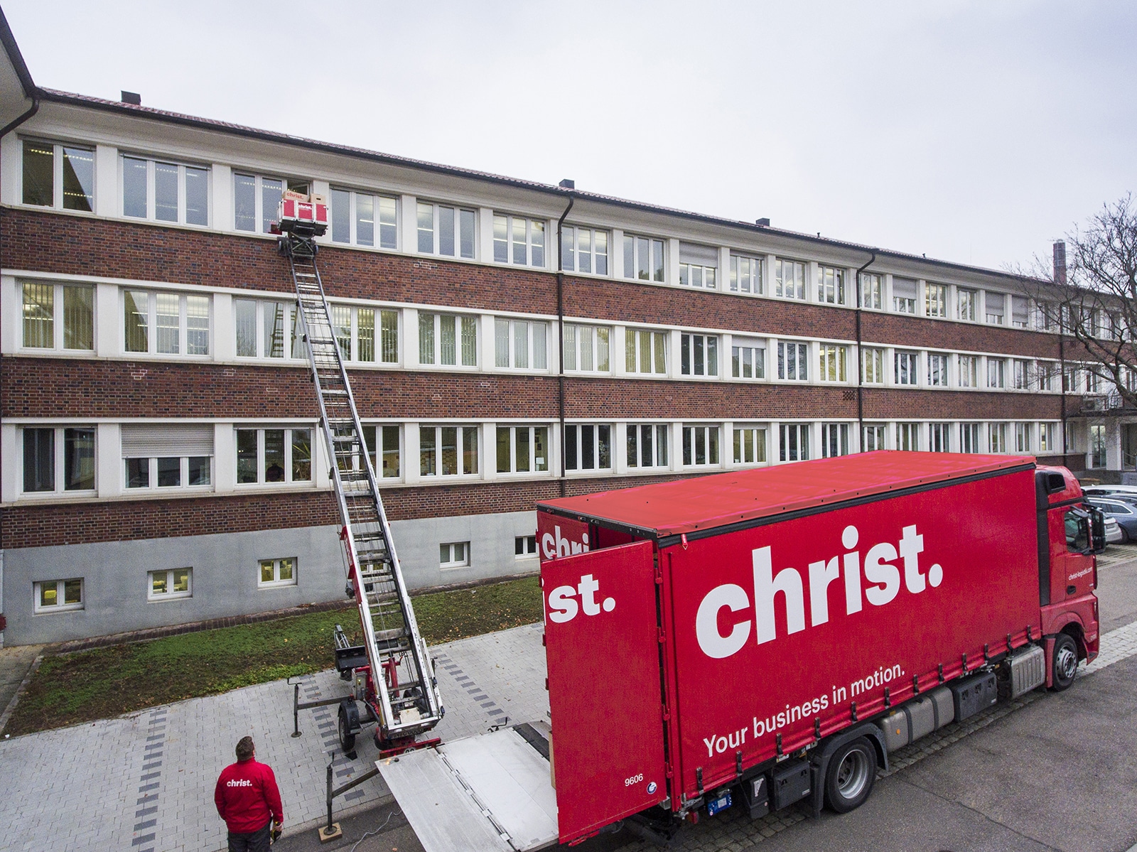 Mitarbeiter holt Kartons mit Leiter aus Haus bei Projektumzug